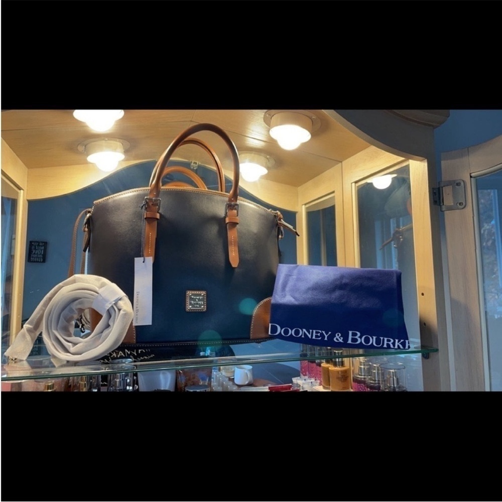 Dooney Bourke Dooney & Bourke Wexford Leather
Large Domed Satchel authentic